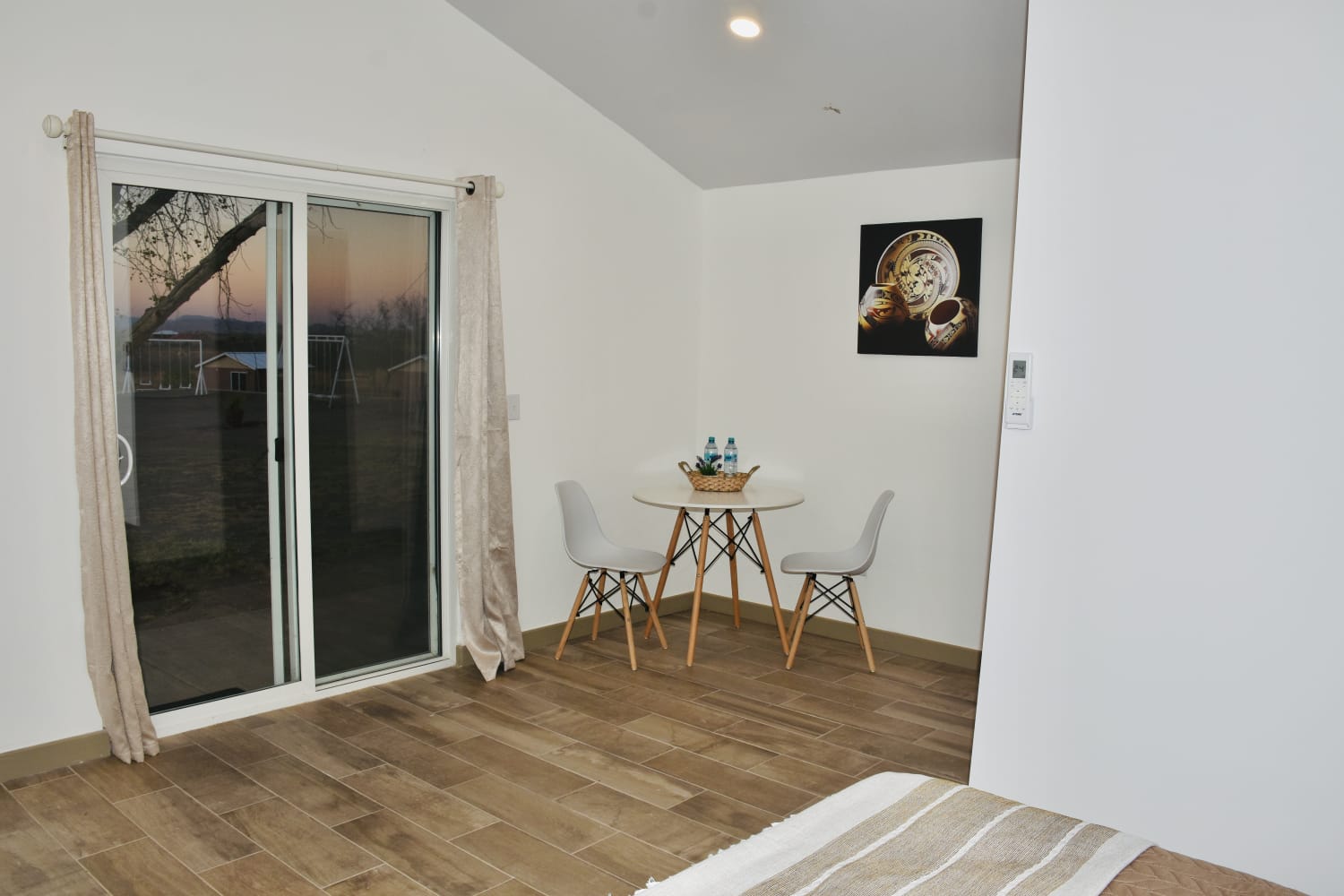 Interior de la habitación con mesa