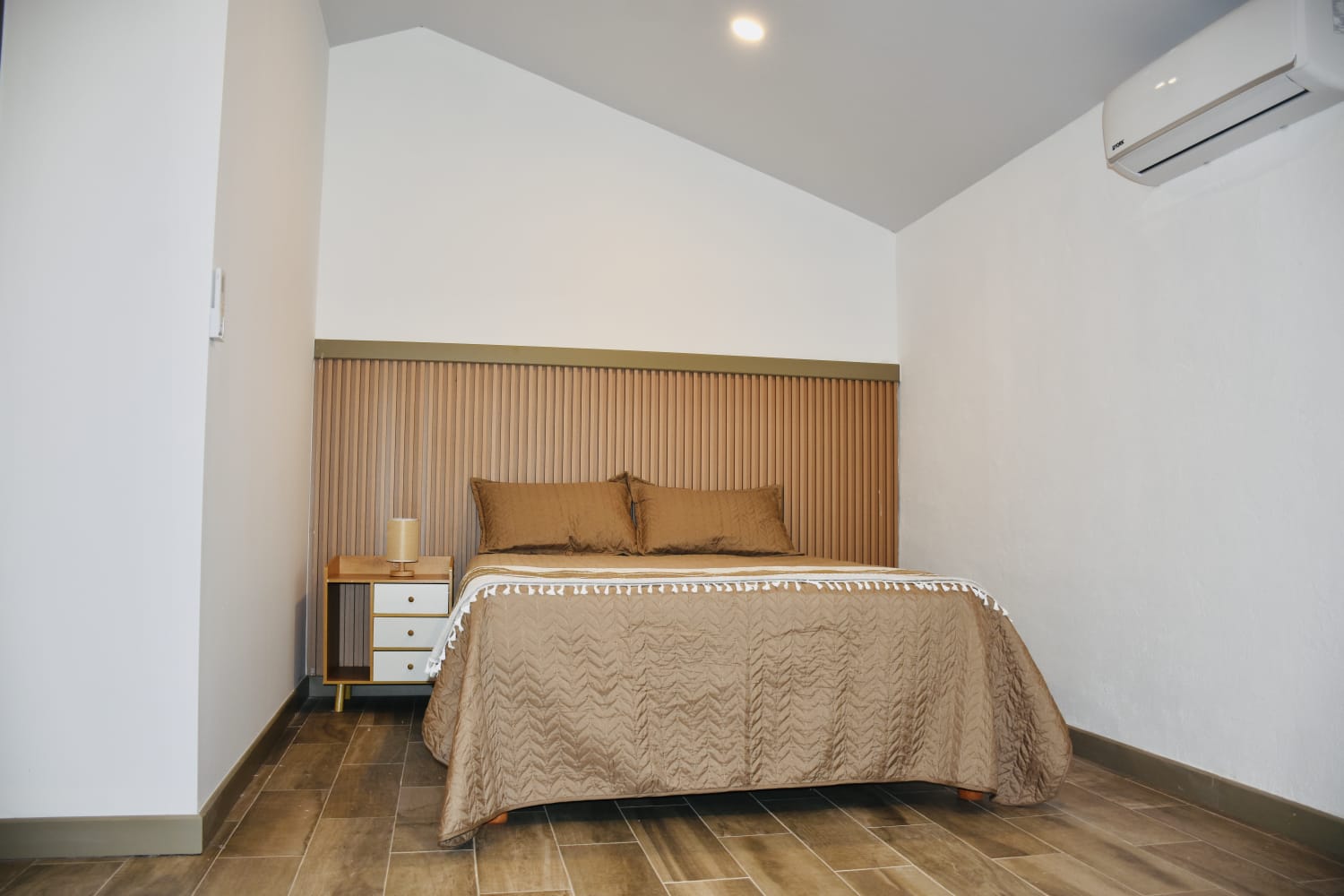 Habitación con cama queen y mini split