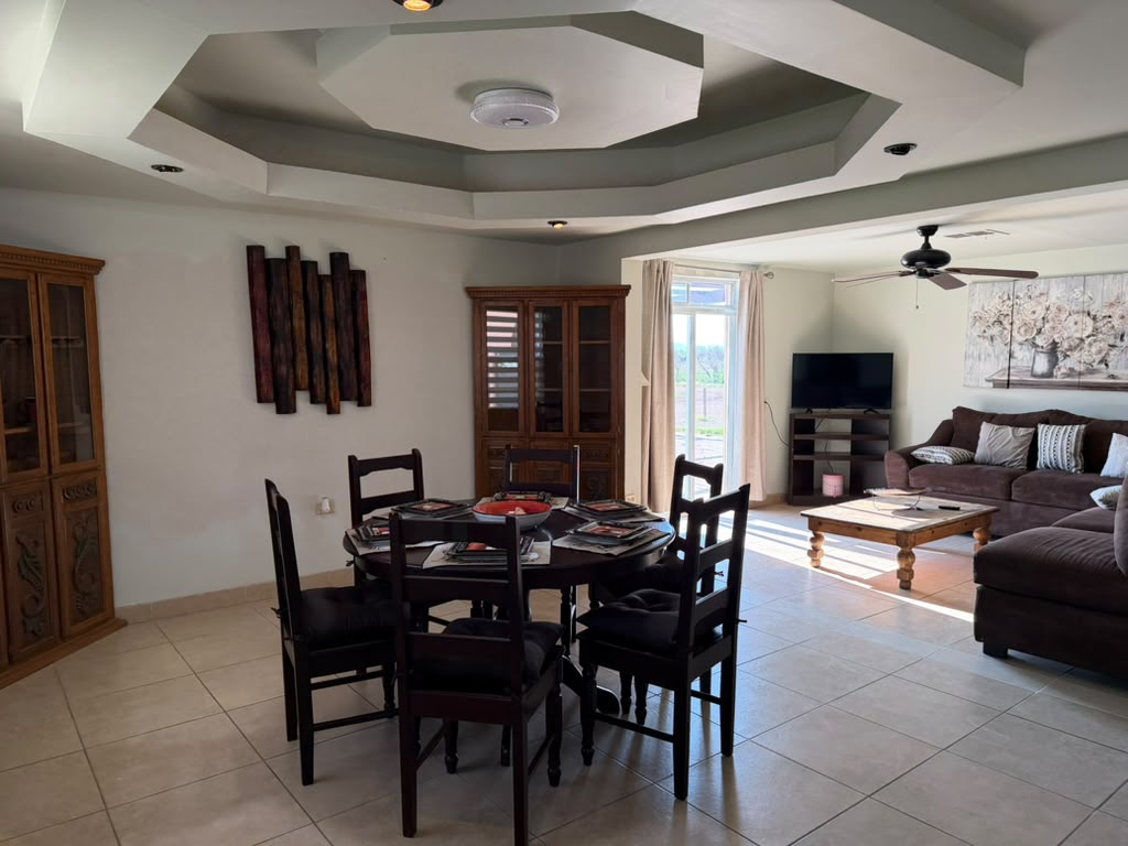 Comedor y sala de la Casa Familiar