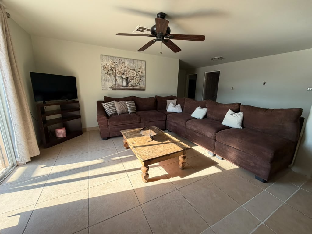 Sala con televisión de la Casa Familiar