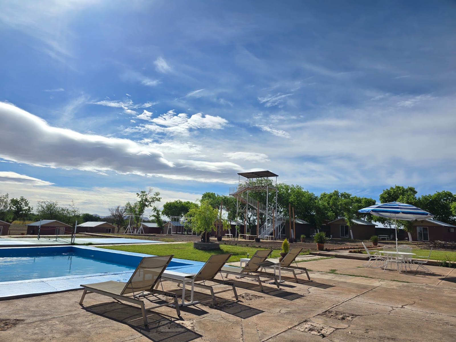 Alberca de Villas Casas Grandes con camastros